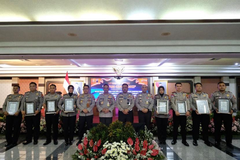Jajaran Satlantas Polres Purbalingga saat menerima penghargaan sebagai Pos Pengamanan Lebaran Terbaik 2022.