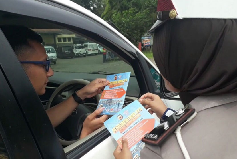 Jajaran Satlantas Polres Purwakarta, membagikan kartu e-tol dengan desain khusus ke pengguna jalan yang melintasi GT Sadang dan GT Jatiluhur, Selasa (13/3). 