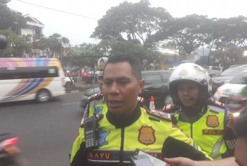 Jajaran Satlantas Polrestabes Bandung melakukan pengaturan lalu lintas di jalan Pasteur-Djundjunan, Senin (30/12) untuk mengurai kemacetan kendaraan.