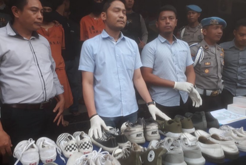 Jajaran Satreksrim Polres Cimahi berhasil meringkus pelaku pencurian sepatu bermerek di Kota Cimahi, Kamis (22/8).
