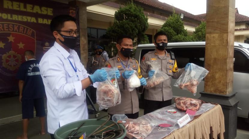 Jajaran Satreskrim Polresta Bandung berhasil mengamankan penjual daging babi yang mengolahnya menyerupai daging sapi dan dijual ke masyarakat. Dua orang diantaranya adalah pengepul berinisial Y dan M sedangkan dua lainnya merupakan pengecer berinisial AS dan AR.