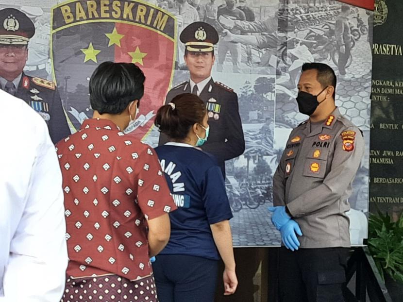 Jajaran Satreskrim Polresta Bandung berhasil mengamankan seorang pelaku penjual minyak goreng fiktif berinisial IR di Kabupaten Bandung.