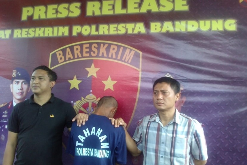 Jajaran Satreskrim Polresta Bandung berhasil meringkus Jaenudin  (38), pelaku pencabulan terhadap seorang remaja berinisial Bunga (13). Saat  melakukan aksinya, pelaku merekam adegan bejat tersebut dan menyebarkan  video itu ke media sosial dengan menggunakan akun palsu Shinta dan Riska.