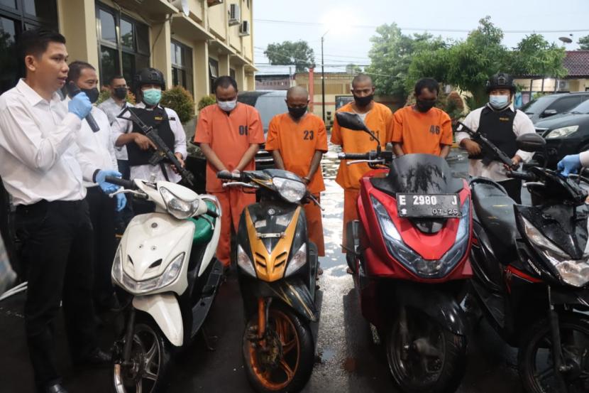 Jajaran Satreskrim Polresta Cirebon berhasil mengamankan empat tersangka kasus pencurian kendaraan bermotor (curanmor). Mereka diamankan dari hasil pengungkapan kasus curanmor selama seminggu terakhir.