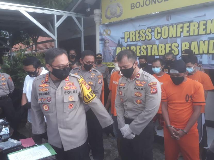 Jajaran Satreskrim Polrestabes Bandung dan Polsek meringkus 11 pelaku kejahatan, dua di antaranya adalah napi asimilasi covid-19. 