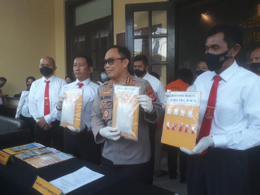 Jajaran Satresnarkoba Polrestabes Bandung berhasil mengamankan kurir narkoba yang membawa 1 kilogram sabu, Senin (24/5).