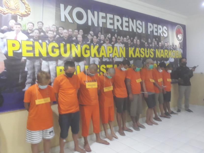 Jajaran Satresnarkoba Polrestabes Bandung berhasil mengamankan setengah kilogram lebih sabu dari 9 orang pengedar yang berhasil ditangkap pada periode 24 April hingga 30 April. Para pelaku berinisial JK, IG, NDI, IR, FA, RG, AR, AT dan DR mendekam di tahanan Satresnarkoba Bandung.