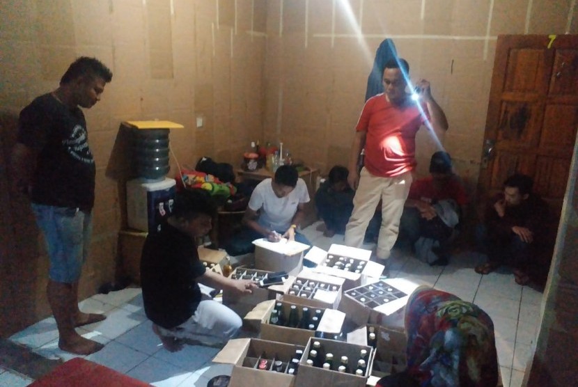 Jajaran satuan narkoba (Sat Narkoba) Polres Purwakarta dibantu anggota Polsek Plered, menggerebek gudang minuman keras (miras) yang ada di Kampung Nangorak.