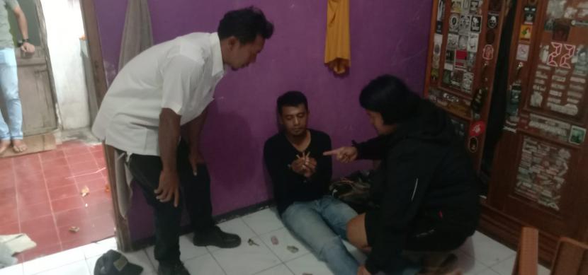 Jajaran Satuan Reserse Narkoba Polres Indramayu berhasil menangkap tiga orang pengedar narkoba dalam sekali operasi, Rabu (31/5/2023).