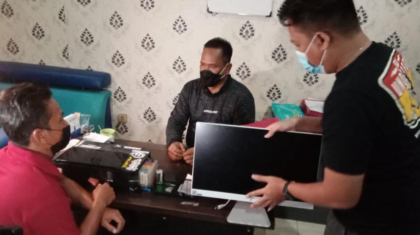 Jajaran Satuan Reskrim Polres Indramayu menangkap seorang pelaku yang memperjualbelikan surat swab antigen palsu, Ahad (25/7). Tersangka bekerja sebagai honorer bagian kebersihan di puskesmas. 