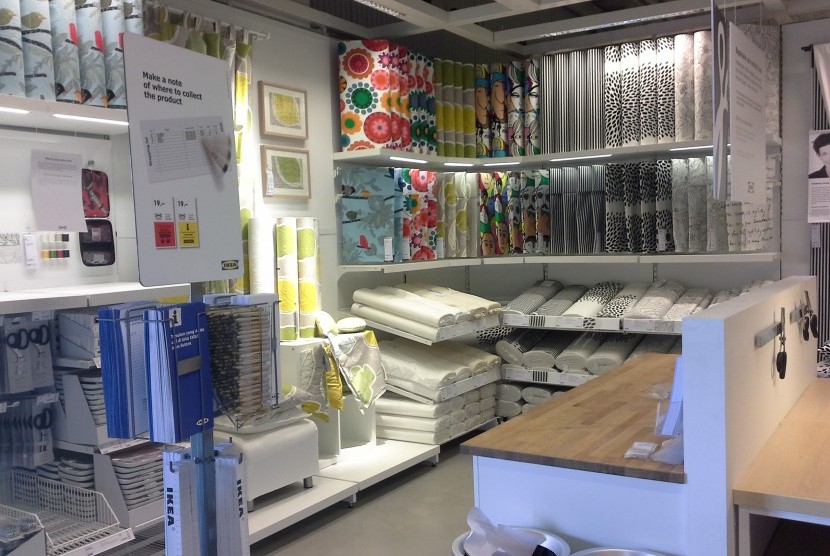 Jajaran tekstil di IKEA Alam Sutera, tekstil yang berwarna hitam putih merupakan produksi dalam negeri.