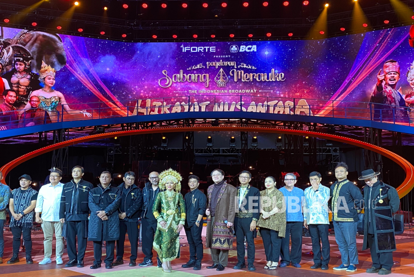 Jajaran tim produksi dan pemain Pagelaran Sabang Merauke The Indonesian Broadway bertema Hikayat Nusantara dalam konferensi pers, Jumat (22/8/2025). 