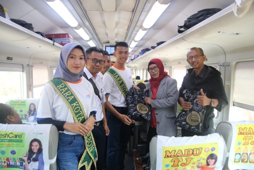 Jaka dan Rara Kota Cirebon 2019 membagikan souvenir dari Daop 3 Cirebon kepada sejumlah penumpang KA Argo Cheribon, Selasa (27/8).