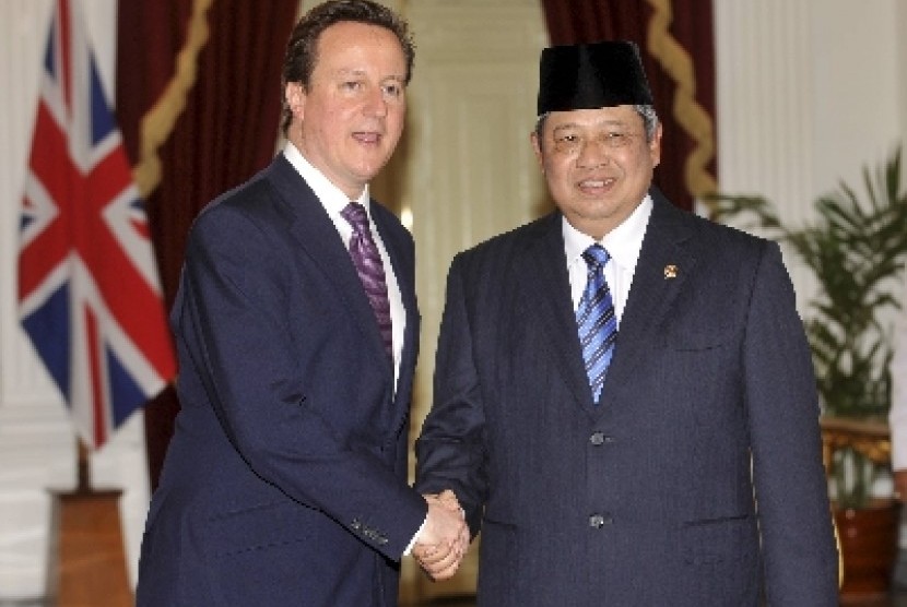 JAKARTA, 11/4 - KUNJUNGAN PM INGGRIS. Presiden Susilo Bambang Yudhoyono (kanan) berjabat tangan dengan perdana Menteri (PM) Inggris David Cameron (kiri) saat mengadakan pertemuan di Istana Merdeka, Jakarta, Rabu (11/4). (Antarafoto)