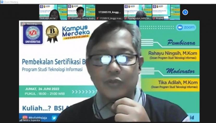 JAKARTA-- Dalam rangka mewujudkan lulusan yang memiliki potensi dan berdaya saing di era globalisasi, Program Studi (prodi) Teknologi Informasi, Universitas BSI (Bina Sarana Informatika) bekerja sama dengan Preinexus, menggelar Sertifikasi Sistem Basis Data. Untuk menyiapkan hal tersebut, diadakan pembekalan uji profesi sistem basis data, yang digelar secara daring melalui zoom, pada Jumat (24/6/2022). 