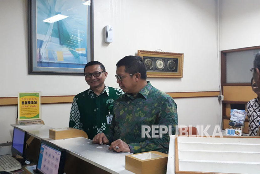 JAKARTA -- Direktur Utama Rumah Sakit Haji, Syarief Hasan Lutfie saat diwawancara usai meluncurkan Jam Kesehatan Jamaah Haji Indonesia di RS Haji Pondok Gede, Jakarta Timur, Kamis (19/4).