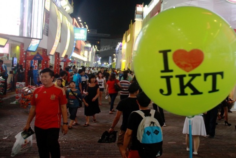 Jakarta Fair Kemayoran 2014: Pengunjung memadati area pameran Jakarta Fair Kemayoran 2014 di arena JIEXpo, Jakarta, Jumat (6/6). 