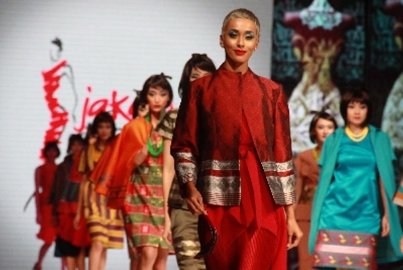 Jakarta Fashion and Food Festival malam ini (22/5) memberi anugerah bagi tiga tokoh yang dipandang berjasa di dunia mode.