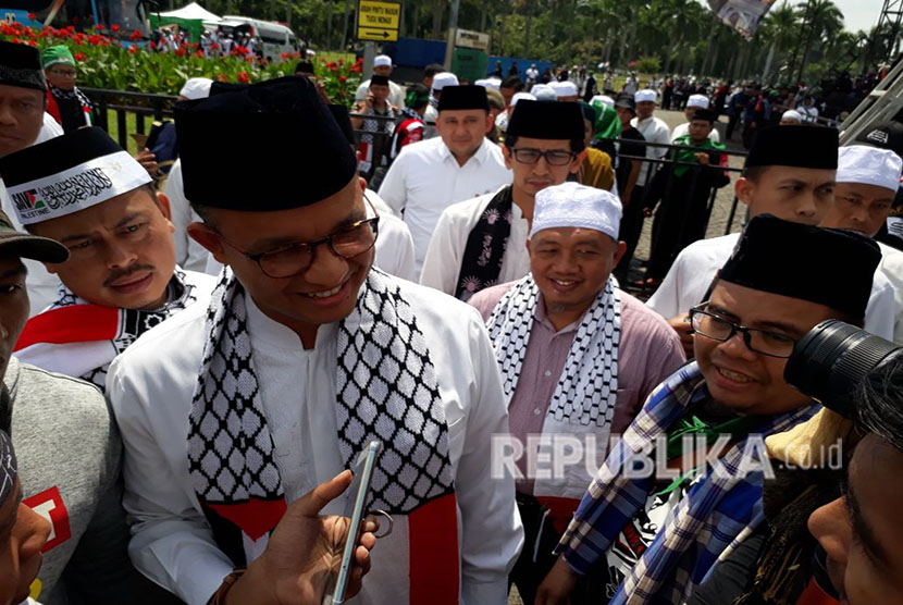 Gubernur DKI Jakarta, Anies Baswedan mengadiri Aksi Bela Alquds di Lapangan Silang Monas, Jakarta, Jumat (11/5)