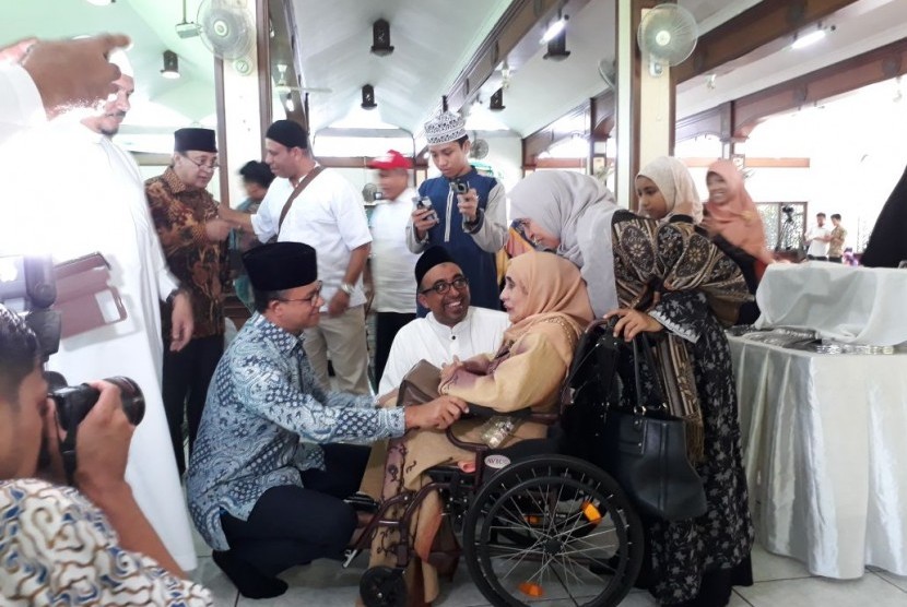 Gubernur DKI Jakarta, Anies Baswedan saat menghadiri acara Wisuda Tahfidz Ma’had Al-Askar yang digelar di Masjid Agung Sunda Kelapa, Jakarta Pusat, Sabtu (30/6). 