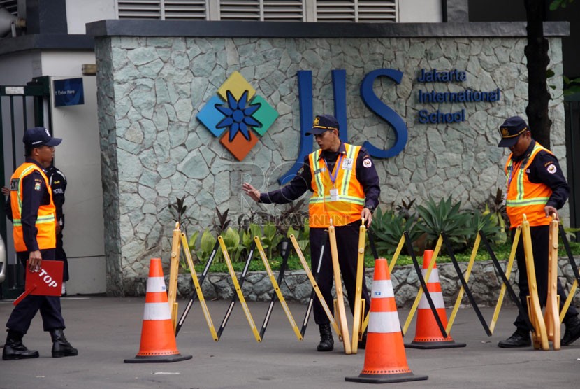 Jakarta International School (JIS).