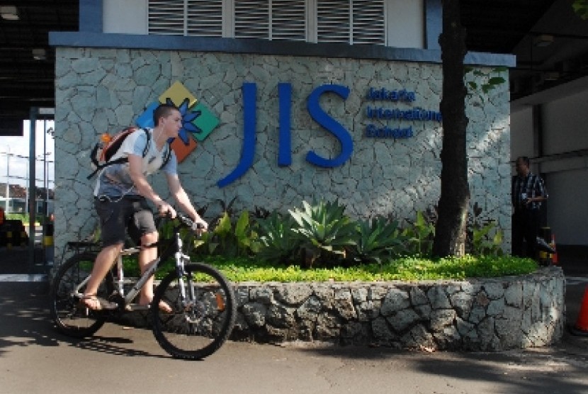 Jakarta International School (JIS). 