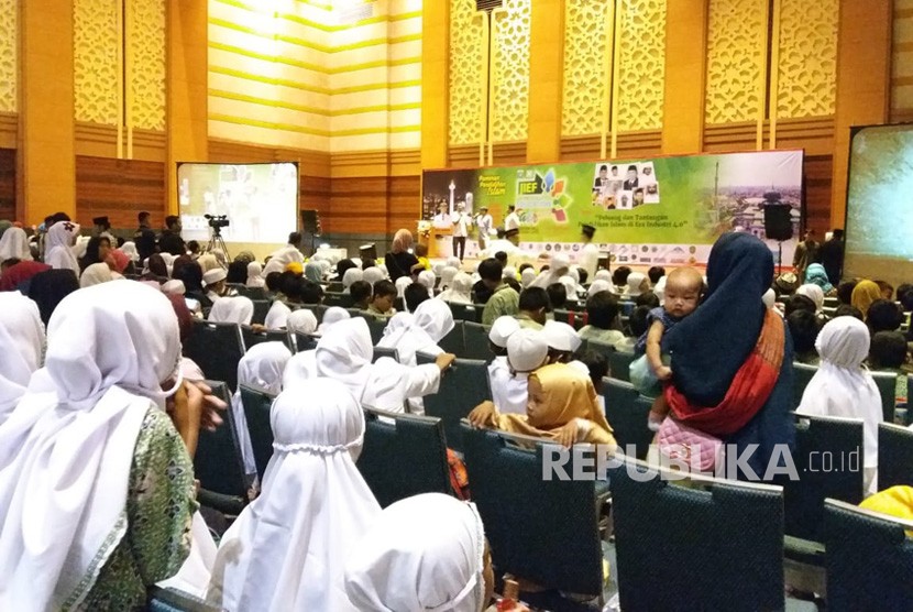  Jakarta Islamic Education Fair (JIEF) 2019 dibuka Kepala  Badan Managemen Jakarta Islamic Centre (JIC), KH. Ahmad Shodri, Jumat  (22/2). Pameran pendidikan ini dilaksanakan selama tiga hari, Jumat hingga  Ahad (22-24/2) di Convention Hall JIC. 