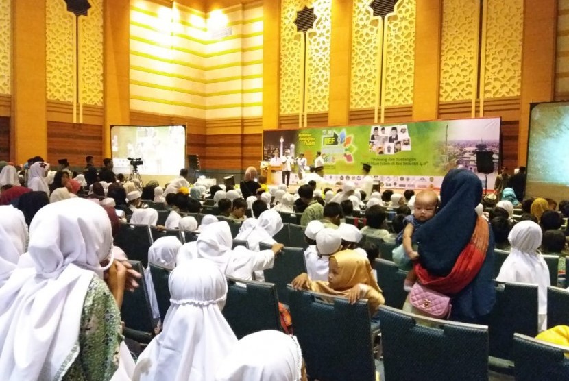 Jakarta Islamic Education Fair (JIEF) 2019 dibuka Kepala Badan Managemen Jakarta Islamic Centre (JIC), KH. Ahmad Shodri, Jumat (22/2). Pameran pendidikan ini dilaksanakan selama tiga hari, Jumat hingga Ahad (22-24/2) di Convention Hall JIC.