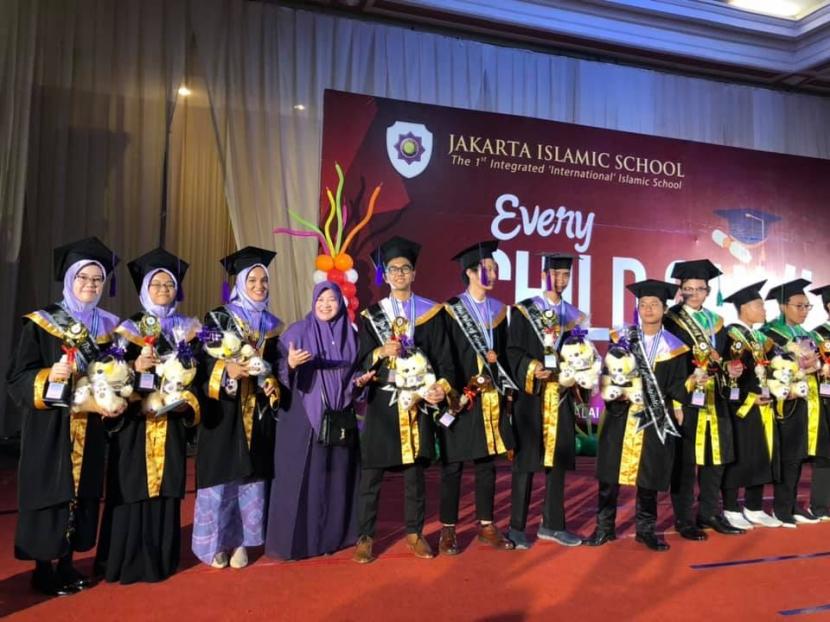 Jakarta Islamic School (JISc) adalah sekolah Islam internasional yang telah meluluskan para alumnus yang berkualitas.