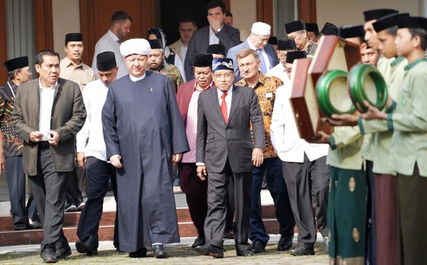 JAKARTA -- Ketua Dewan Pembina Islam Nusantara Foundation, Prof KH Said Aqil Siroj menerima kunjungan Ketua Majelis Spiritual Muslim Rusia (Spiritual Assembly of Muslim of Rusia), Mufti Albir Krganof di Pesantren Luhur Atsaqafah, Ciganjur, Jakarta Selatan, Jumat (17/6/2022).
