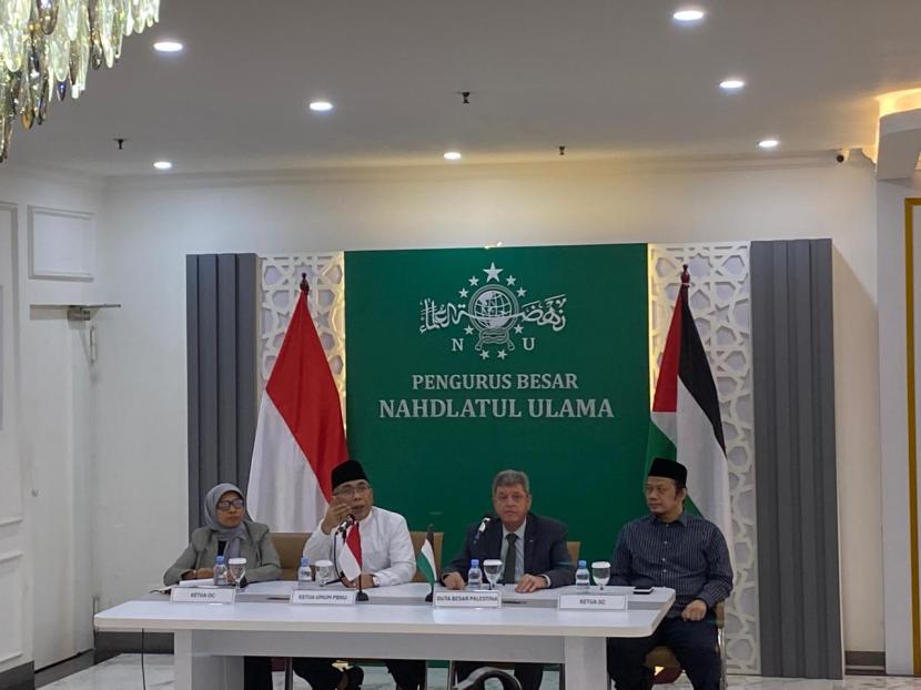 JAKARTA -- Ketua Umum PBNU, KH Yahya Cholil Staquf (kedua dari kiri) dan Dubes Palestina Zuhair Al-Shun (ketiga dari kiri) menyampaikan situasi terkini soal Gaza di Plaza PBNU Jl Kramat Raya 164 Jakarta Pusat, Senin (5//8/2024). 