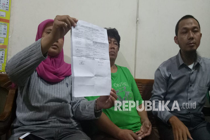 Accompanied by lawyer Muhammad Fayyadh, the parent of R, dead victim in Monas incident, hold a press conference at Pademangan Barat, North Jakarta, on Tuesday (May 1). 
