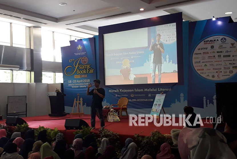 JAKARTA -- Penulis novel-novel best seller, Tere Liye memberikan tips menulis di panggung utama Islamic Book Fair (IBF) 2018 di Jakarta Convention Center (JCC), Jakarta, Ahad (22/4). 