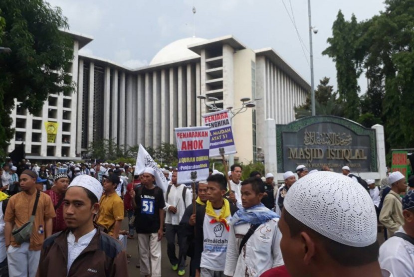 JAKARTA -- Ribuan Massa Aksi Simpatik 55 mulai membubarkan diri dari Masjid Istiqlal, Jakarta Pusat, Jumat (5/5) sore.