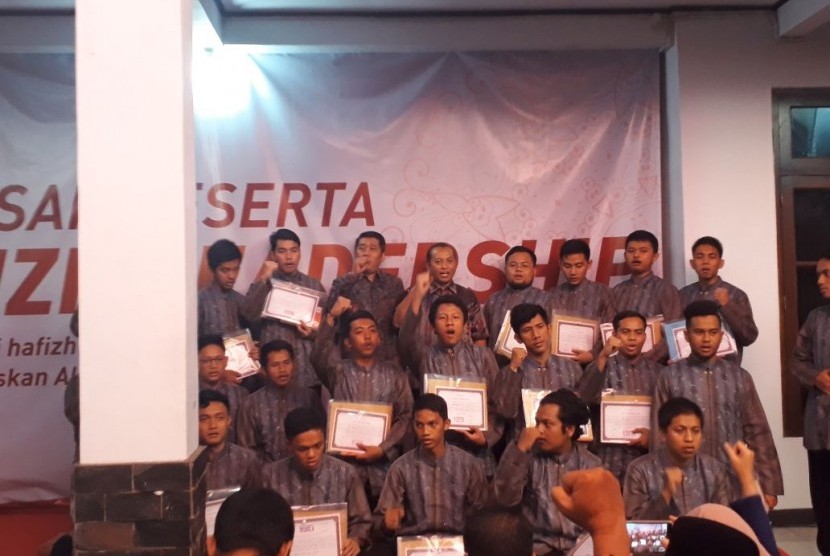 JAKARTA -- Sebanyak 23 santri dari Tahfizh Leadership angkatan ke-4 diwisuda di Griya SuksesMulia, Tanjung Barat, Jakarta Selatan, (18/7). 