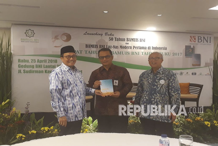 JAKARTA -- Wakil Ketua Komisi Fatwa Majelis Ulama Indonesia (MUI) sekaligus Dewan Syariah Bamuis BNI, Prof Muhammad Amin Suma (paling kiri) meluncurkan buku Bamuis BNI Laz-Nas Modern Pertama di Indonesia di Gedung BNI Pusat, Jakarta, Rabu (25/4).