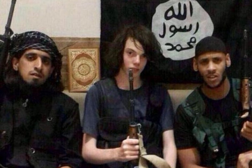  Jake (tengah) diapit dua pria yang diduga anggota ISIS pada Desember 2014