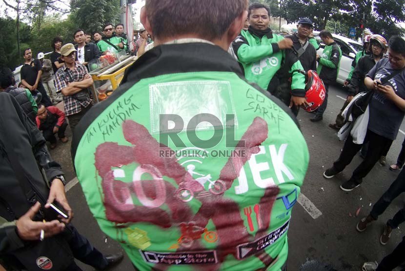 Jaket GoJek dalam aksi Gojek, di Balai Kota Bandung, Jalan Wastu Kencana, Selasa (1/12).  (Republika/Edi Yusuf)