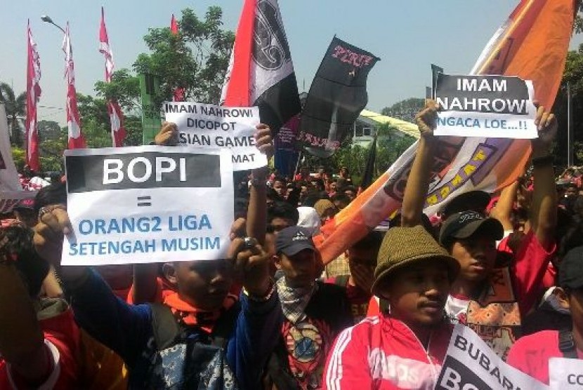 Jakmania berdemo menuntut pencabutan SK Menpora tentang pembekuan PSSI di Jakarta, Selasa (11/8).