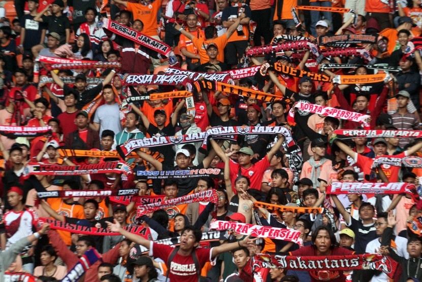 Jakmania mendukung Persija Jakarta melawan Tira Persikabo pada pertandingan babak 16 besar Piala Indonesia 2018 di Stadion Pakansari, Cibinong, Bogor, Jawa Barat, Ahad (17/2/2019).