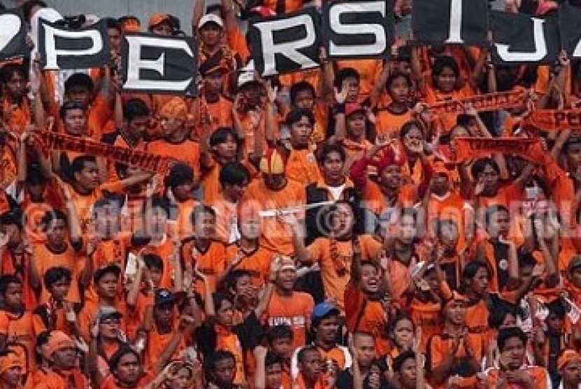 Jakmania pendukung fanatik Persija Jakarta.