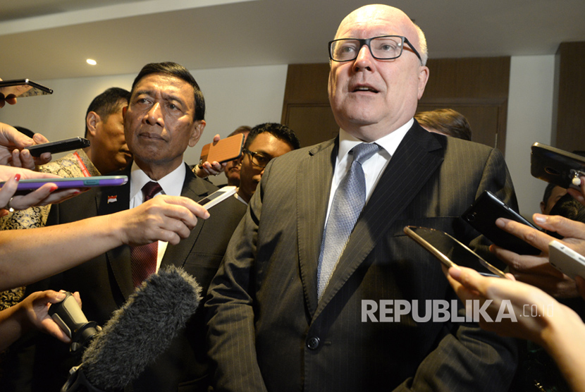 Jaksa Agung Australia George Brandis (kanan) bersama Menko Polhukam Wiranto (kiri) menjawab pertanyaan wartawan di Hotel Four Points, Manado, Sulawesi Utara, Jumat (28/7). 