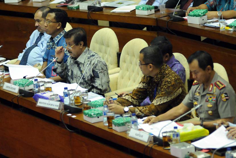 Jaksa Agung Basrief Arief (ketiga kiri) memberikan paparan dalam rapat kerja tim pengawas kasus Bank Century di Gedung DPR, Jakarta, Rabu (21/5).