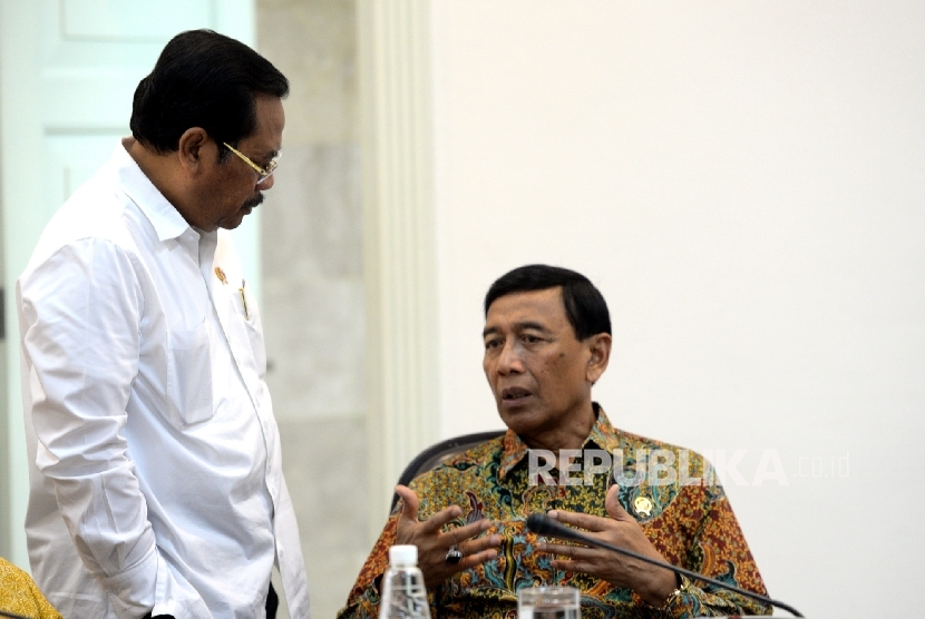 Jaksa Agung HM Prasetyo berbincang dengan Menkopolhukam Wiranto sebelum Rapat Terbatas di Kantor Kepresidenan, Jakarta, Selasa (22/11).