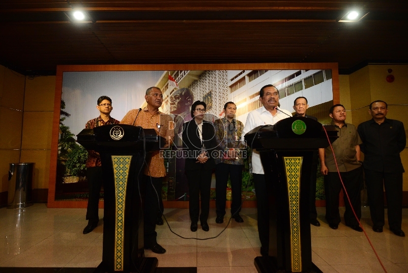 Jaksa Agung HM Prasetyo (kanan) bersama Ketua KPK Agus Raharjo (kiri) memberikan keterangan kepada media sesaat setelah melakukan pertemuan tertutup di Gedung Kejaksaan Agung, Jakarta, Selasa (5/1).