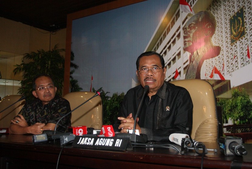 Jaksa Agung HM.Prasetyo (kanan) memberikan konferensi pers terkait rencana eksekusi mati di Kejaksaan Agung, Jakarta, Jumat (29/7).
