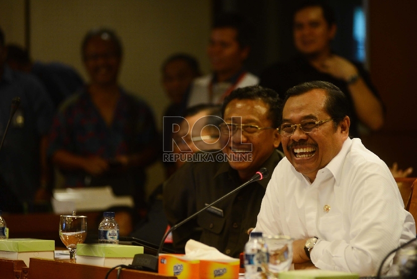 Jaksa Agung HM Prasetyo (kanan) mengikuti rapat kerja dengan Pansus hak angket Pelindo II di Kompleks Parlemen, Senayan, Jakarta, Kamis (29/10).  (Republika/Raisan Al Farisi)
