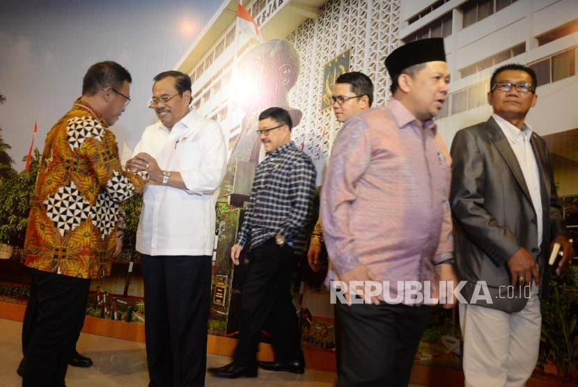 Jaksa Agung HM Prasetyo (kedua kiri) bersama Ketua Pansus Hak Angket KPK Agun Gunandjar (kanan) dan Sejumlah Anggota Pansus Hak Angket KPK seusai melakukan pertemuan di Kejaksaan Agung, Jakarta, Kamis (13/7). 