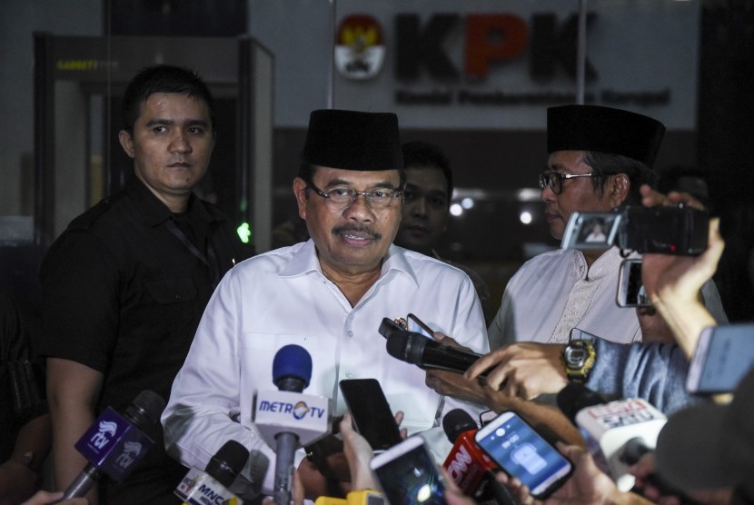 Jaksa Agung HM Prasetyo (kedua kiri) menjawab pertanyaan wartawan usai mengikuti buka bersama yang diadakan KPK di gedung KPK, Jakarta, Rabu (7/6). 
