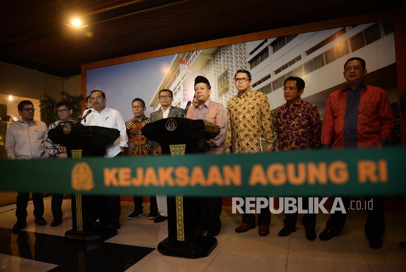 Jaksa Agung HM Prasetyo (ketiga kiri) bersama Ketua Pansus Hak Angket KPK Agun Gunandjar (kelima kiri) dan Sejumlah Anggota Pansus Hak Angket KPK memberikan keterangan pers seusai melakukan pertemuan di Kejaksaan Agung, Jakarta, Kamis (13/7). 